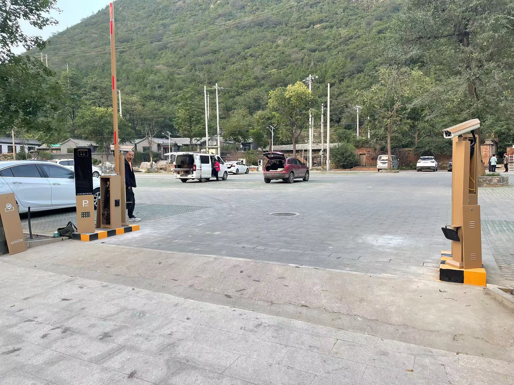 北京周口店智慧車場（8個景區(qū)，26個出入口，8個城市級誘導屏） 景區(qū)智慧停車場案列 第2張